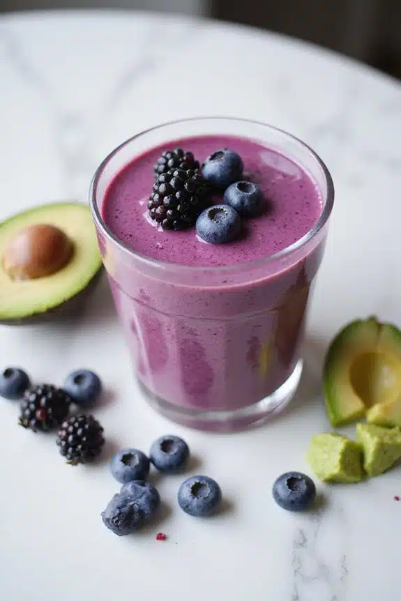 cremige Beeren-Avocado-Mischung