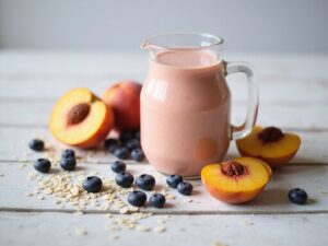 Pfirsich-Blaubeer-Haferflocken-Smoothie